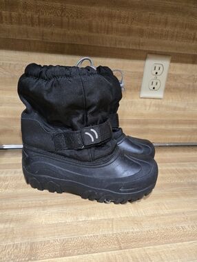Thermolite Waterproof Snow Boots Size 5 BlackDraw string top helps to keep sno